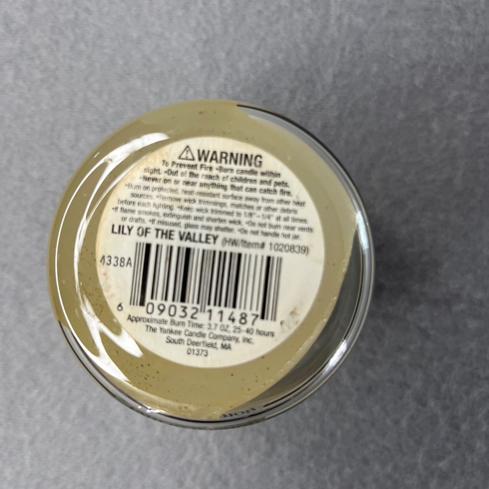 Yankee Candle Lily of the Valley Housewarmer Small Jar Candle 3.7 oz 1020839 - Picture 4 of 4